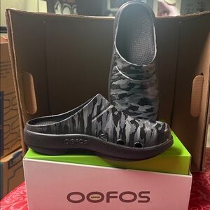OOFOS Black and Gray Camo Clogs